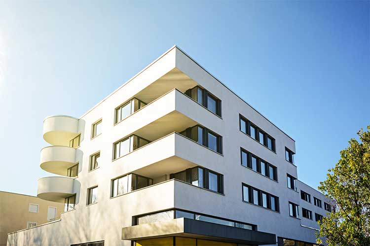 Sol som lyser på modern byggnad