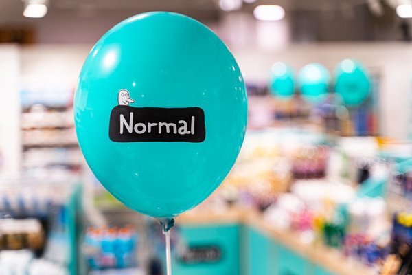 En ballong med normallogotyp på